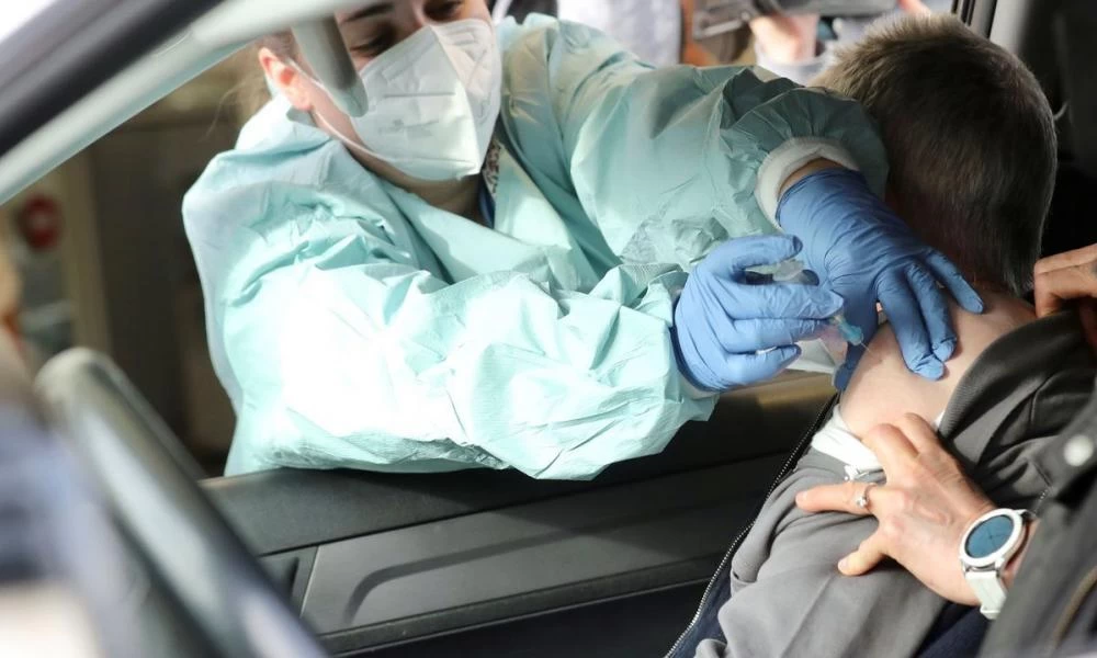 Ιταλία: Εμβολιασμός "εξπρές" εντός ΙΧ αυτοκινήτου